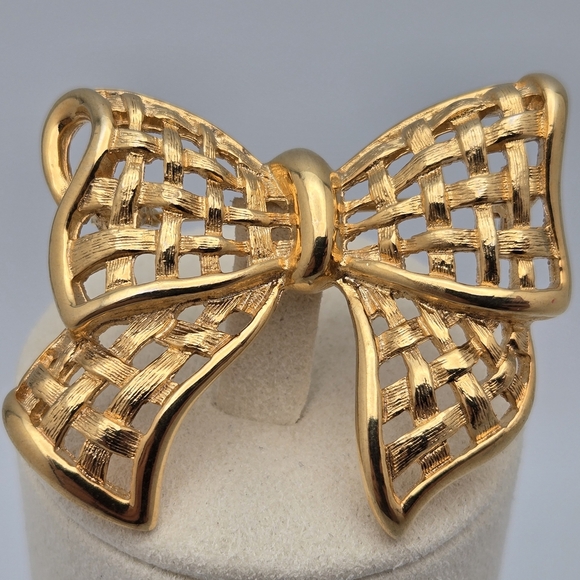 Unbranded Jewelry - Basket Weave Ribbon Bow Vintage Gold-Tone Brooch Textured Retro Pin